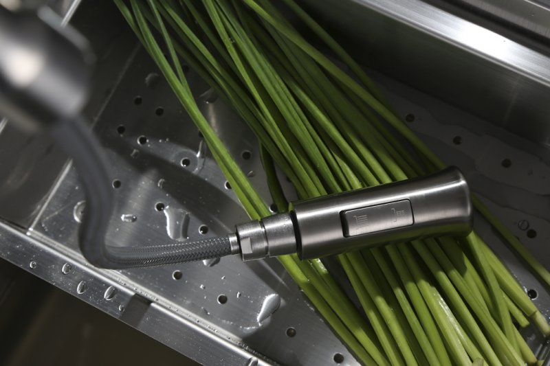 Смеситель для кухни с выдвижным изливом,двухрежимный, нержавеющая сталь, исполнение сатин BB-LAM38-IN Смеситель для кухни с выдвижным изливом,двухрежимный, нержавеющая сталь, исполнение сатин BB-LAM38-IN