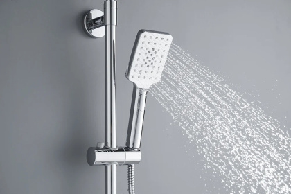 Смеситель Rossinka RS46-46 для ванны с регулируемой высотой штанги и лейкой "Тропический дождь"